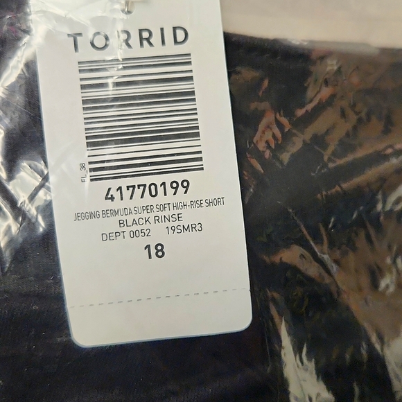 ❤️NWT VINTAGE TORRID BERMUDA JEGGING JEAN SHORTS -  SUPER SOFT STRETCH DENIM - Picture 5 of 14